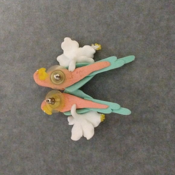 🔴3/$25 PARROT & HIBISCUS EARRINGS - Picture 2 of 3